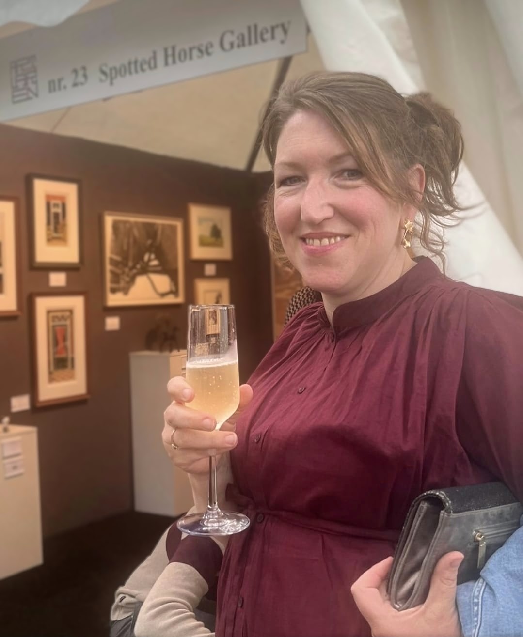 Maartje Bezemer bij haar werk op een kunstbeurs
